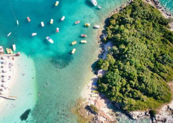 “Mos shkoni në Santorini, por në Ksmail”, revista amerikane rendit Rivierën Shqiptare si një nga destinacionet më të mira