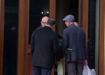 FOTOLAJM/ Me presh, lopatë dhe qepë në Kuvend! Protesta e veçantë e deputetit të PD-së