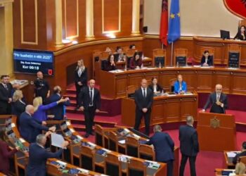 Deputetët e PD nuk lejojnë Ramën të flasë për buxhetin! Demokratët të gjithë në këmbë