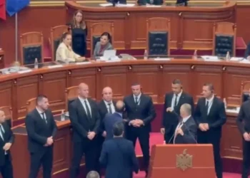 Tensione në Kuvend! Bardhi shkon në foltore dhe përplaset me ministren e Arsimit, ndërhyn Garda