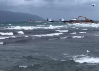 Përkeqësimi i kushteve atmosferike, ndalohet lundrimi në Vlorë/ Ja kur pritet të përmirësohet situata