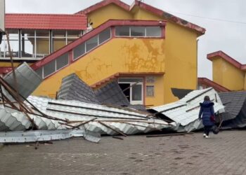 Reshjet e shiut dëmtojnë çatinë e spitalit në Pukë, jashtë funksionit Pediatria dhe Patologjia