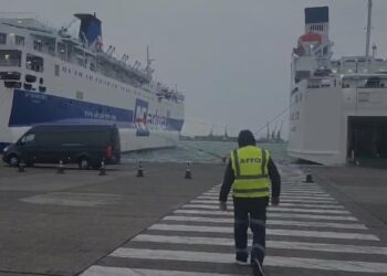 Erë e fortë, dallgë deri në 2 metër në bregdetin e Durrësit
