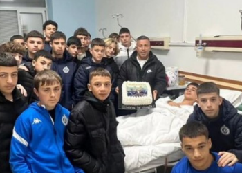 “Jetëgjati nuk bëhet jetëshkurtër”, shokët e skuadrës surprizojnë Luisin në spital