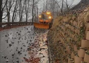 Reshje shiu dhe erë e fortë, probleme në Kukës, gurë dhe inerte në rrugë