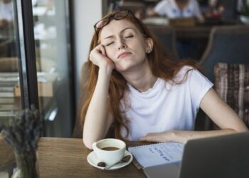 Ndiheni të lodhur gjatë gjithë kohës? 4 zakonet e përditshme që mund të jenë arsyeja