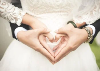 Dasma si në filma! Nusja dhe 2 mijë të ftuarit e prisnin në kishë, dhëndri dhe e ëma arrestohen me kokainë