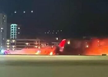 Panik në aeroport, përfshihet nga flakët avioni me pasagjerë