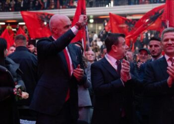“Një ditë kuqezi në Londër”, Rama ndan fotot nga takimi me shqiptarët në Angli