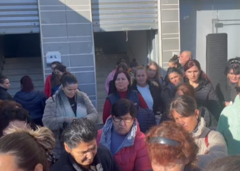 “Kemi marrë telefonata kërcënuese “/ Gratë punonjëse të një fasonerie në Vlorë ngrihen në protestë