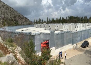 Sondazhi: 1 në 2 italianë kundërshtojnë vendimin e gjykatave për largimin e emigrantëve nga kampi i Gjadrit