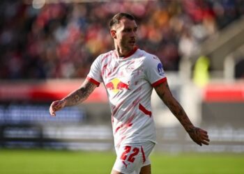 Davies me “valixhe në duar”, Bayern “piketon” pasardhësin e kanadezit