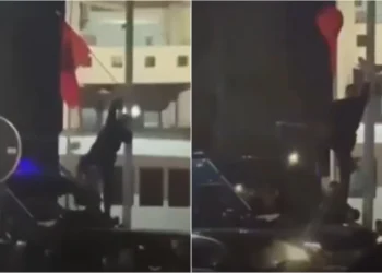 Polici në Maqedoninë e Veriut heq flamurin shqiptar për festat e nëntorit, zv/ministri i Brendshëm: Do të ketë masë disiplinore kundër punonjësit