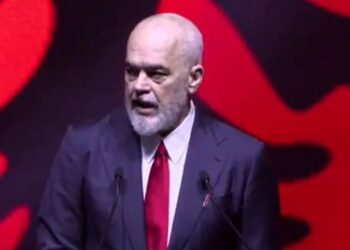 “Dua t’ju kërkoj ndjesë për një grusht të verbërish atje tek dera”, Rama në Londër: Janë nxitur nga ata në Tiranë, kishin marrë me vete librin e shtëpisë