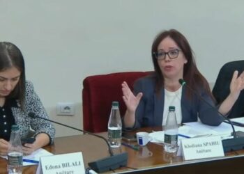 S’ka “paqe” në Komision! “E kam me ty personalisht”, deputetja e PS-së shpërthen ndaj kolegut demokrat, Vokshi ndërpret sërish mbledhjen