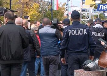 Protesta para Bashkisë Tiranë, një efektiv ndjehet keq, njoftohet ambulanca