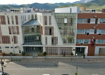 “Më paguaj që të kalosh provimin”/ U shoqëruan sot në polici, arrestohen 7 pedagogët e Universitetit “Aleksandër Xhuvani”, e pëson edhe sekseri