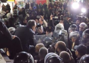 Tedi Blushi si Vojo Kushi! Hipën në majë të autobotit të policisë