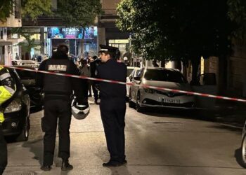 Përleshje me armë në mes të Athinës, një person i vdekur