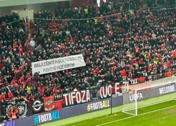 21 mijë tifozë nderojnë Martin Canin, mbahet një minutë heshtje në ‘Air Albania’