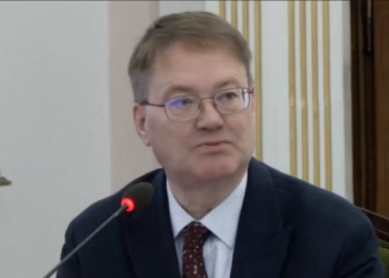 Ambasadori britanik flet shqip: Të miratohet mekanizimi i parandalimit të korrupsionit!