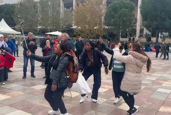 VIDEO / Me këngë shqiptare, turistet afrikane ‘e djegin’ për Ditën e Pavarësisë në Tiranë