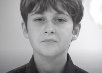 “Çfarë më bën të lumtur…”/ Vrasja e 14-vjeçarit në Tiranë, vogëlushi Rajan Lica drithëron me një monolog kundër dhunës