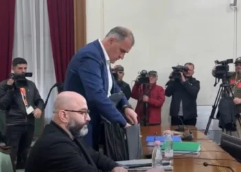 Opozita e kërkoi prej muajsh Ilir Beqajn, sot s’e lënë të flasë