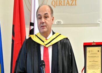 Enver Hoxhaj merr titullin “Doctor Honoris Causa” në Tiranë, Veliaj: Urë lidhëse Shqipëri-Kosovë
