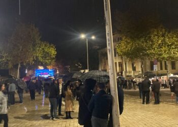 As 1 orë e gjysmë protestë para Kuvendit kundër miratimit të buxhetit, shuhet herët edhe kjo “mosbindje civile”