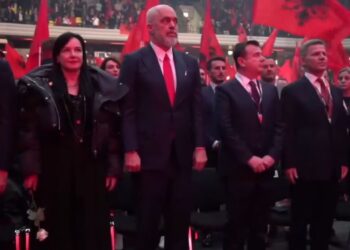 FOTO/ Mes emigrantëve shqiptarë, Edi Rama mbërrin në sallë i shoqëruar nga bashkëshortja! Linda Rama me trëndafil të bardhë në duar