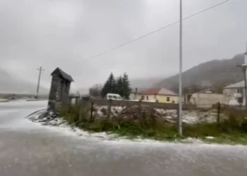 Dëbora e parë “qëndis” Elbasanin, zbardhet Parku Kombëtar i Shebenikut