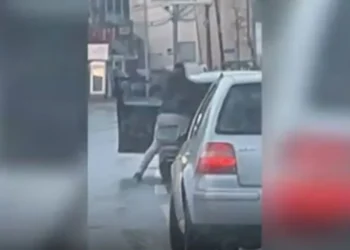 Plas arma në Prishtinë/ Plagosen dy persona, policia arreston një prej autorëve, bashkëpunëtori i tij…