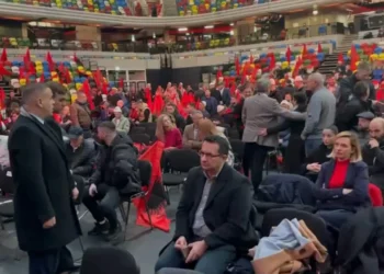 Mijëra shqiptarë presin Kryeministrin Ram në takimin me diasporën në Londër