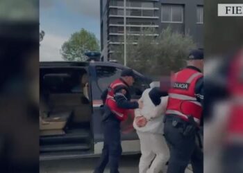 I kërkuar në Pejë për shitje droge, prangoset i riu në Mallakastër