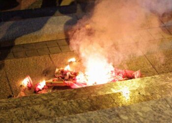 Rriten tensionet etnike në Shkup/ Policia valë arrestimesh mes shqiptarëve, i akuzon për djegie të flamurit maqedonas