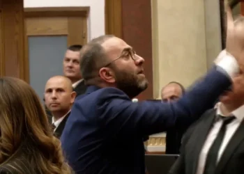 Bardhi i afrohet foltores së Kuvendit, bllokohet nga Garda. I bashkohet Korreshi, Vokshi dhe Sula
