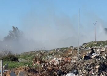 Ende aktiv zjarri në pikën e grumbullimit të mbetjeve në Vlorë, era e fortë pengon punën për shuarjen e flakëve