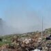 Ende aktiv zjarri në pikën e grumbullimit të mbetjeve në Vlorë, era e fortë pengon punën për shuarjen e flakëve