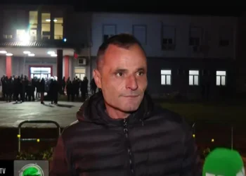 Flet babai i të miturit që u plagos në sherrin me thika: Djali ka katër plagë në trup