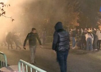 Tensione në protestën e opozitës, policia autobote uji dhe sprej lotsjellës ndaj protestuesve