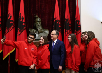 Begaj në Ditën e Alfabetit, me nxënësit fitues të Konkursit Kombëtar të Gjuhës Shqipe