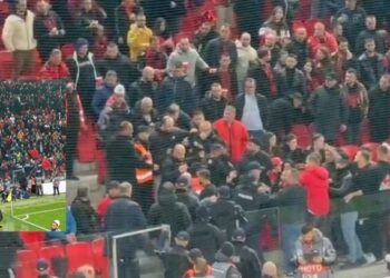 Tension në Air Albania/ Tifozët përplasen me “security”, ndërhyn Policia (VIDEO)