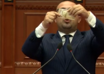 “Pensionistët marrin shampo 3 në 1”, Korreshi batuta në Kuvend: Pensionistëve u dhatë 1 kg grosh dhe 1 tufë qepë (VIDEO)