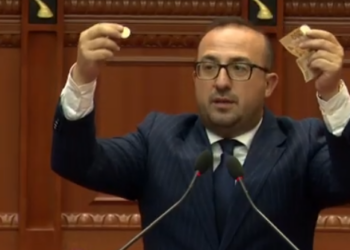 “Pensionistët marrin shampo 3 në 1”, Korreshi batuta në Kuvend: Pensionistëve u dhatë 1 kg grosh dhe 1 tufë qepë (VIDEO)