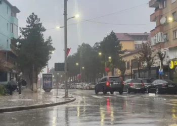 Moti i keq / Rënie gurësh në disa akse të Kukësit, disa zona pa energji elektrike