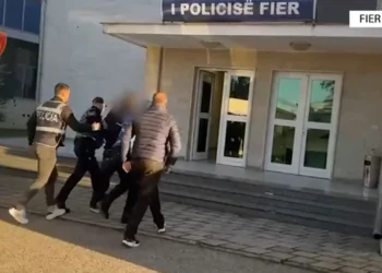 Fier/ Tentoi të vriste një person në 2021-shin, vihet në pranga pas tre vitesh arrati autori