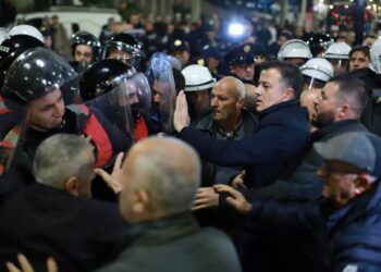 Protesta e opozitës: Mbi 50 të shoqëruar dhe dy të prangosur, procedohen penalisht disa deputetë