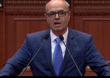 Demokratët vunë dje flamurin serb në Kuvend, Petro Koçi: Ngritët një ndërmarrje kriminale! Jeni përgjegjës për takimin e Berishës me…