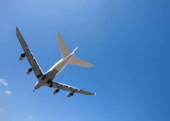 Panik në fluturimin nga Tirana në Manchester / Avioni bën ulje emergjente në Londër, humb jetën pasagjeri